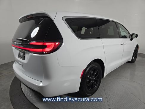 Used 2024 Chrysler Pacifica Touring-L FWD image 8