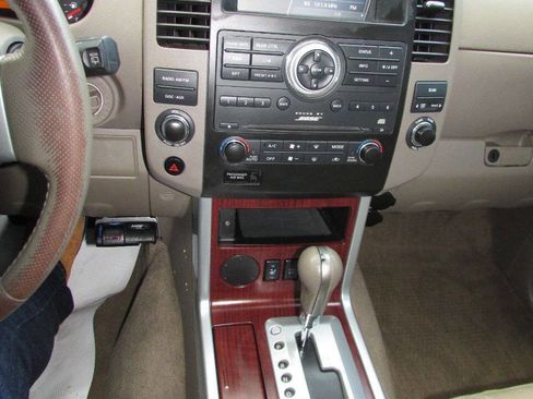 Used 2010 Nissan Pathfinder LE image 22