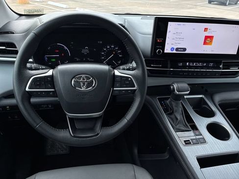 Used 2025 Toyota Sienna XLE FWD image 14
