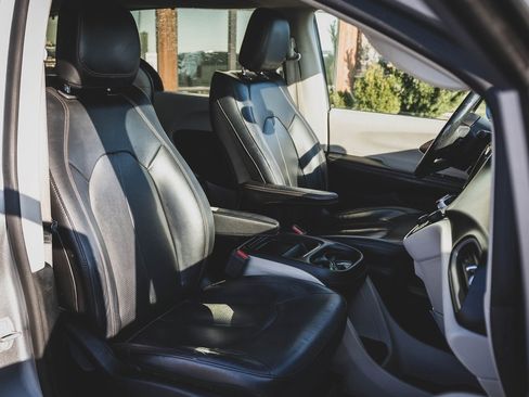 Used 2019 Chrysler Pacifica Touring-L image 32