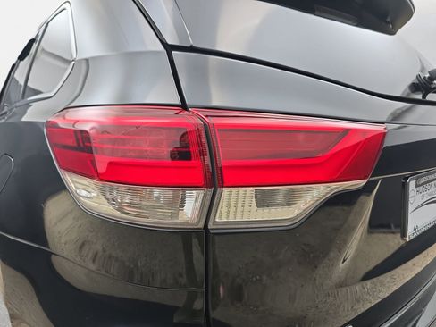 Used 2019 Toyota Highlander Limited FWD image 32