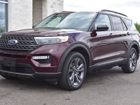 Used 2022 Ford Explorer XLT w/ Equipment Group 202A AWD/4WD image 17