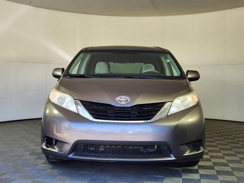 Used 2011 Toyota Sienna LE FWD image 2