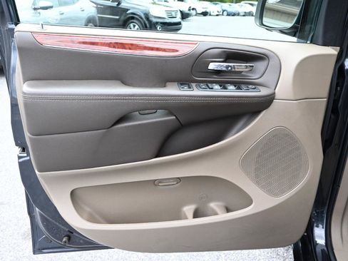 Used 2014 Chrysler Town & Country Touring FWD image 17