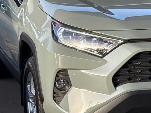 Used 2020 Toyota RAV4 XLE w/ Convenience Package FWD image 4