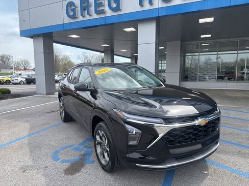 Used 2025 Chevrolet Trax LT w/ LT Convenience Package image 35