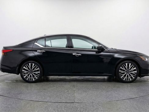 Used 2025 Nissan Altima 2.5 SV FWD image 11