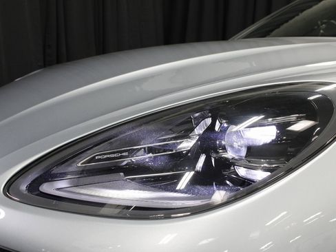 Certified 2025 Porsche Macan image 15