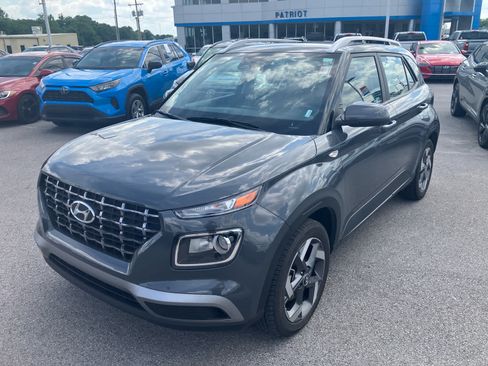 Used 2025 Hyundai Venue SEL FWD image 3