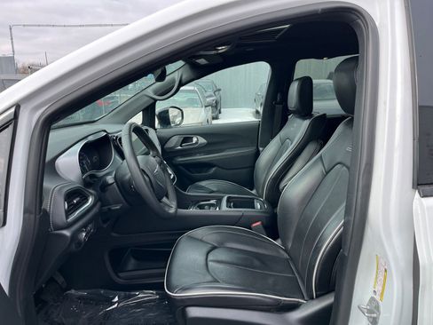 Used 2025 Chrysler Pacifica Limited image 28