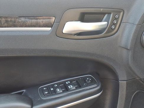 Used 2018 Chrysler 300 Limited image 4