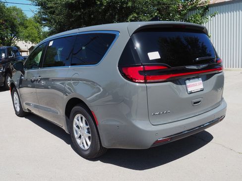 New 2025 Chrysler Pacifica Select w/ Uconnect Theater Family Group image 8