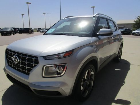 Used 2025 Hyundai Venue SEL FWD image 5