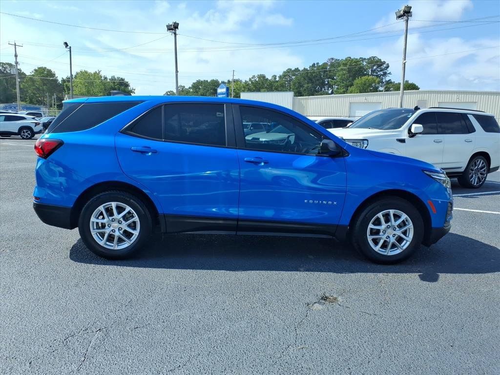 Used 2024 Chevrolet Equinox LS w/ LS Convenience Package FWD image 2