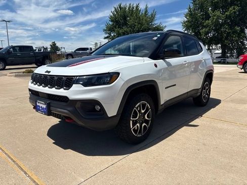 Used 2025 Jeep Compass Trailhawk AWD/4WD image 4