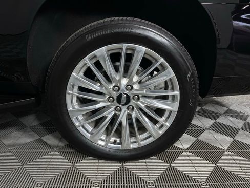 Used 2025 Cadillac Escalade ESV Premium Luxury image 11