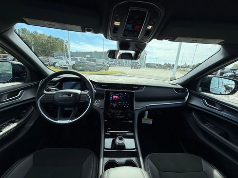 New 2025 Jeep Grand Cherokee Altitude image 12