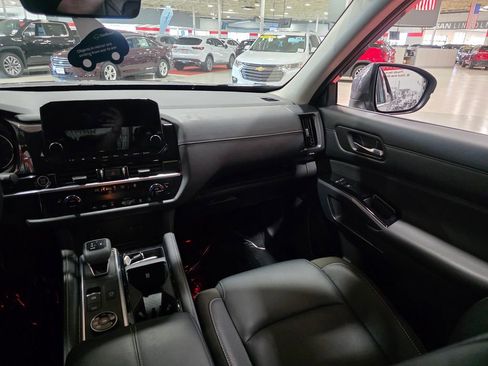 Used 2023 Nissan Pathfinder SL AWD/4WD image 16