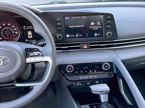 Used 2023 Hyundai Elantra SEL image 5