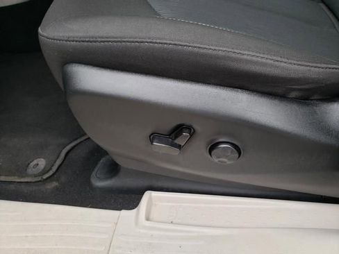 Used 2023 Chrysler Voyager LX image 23