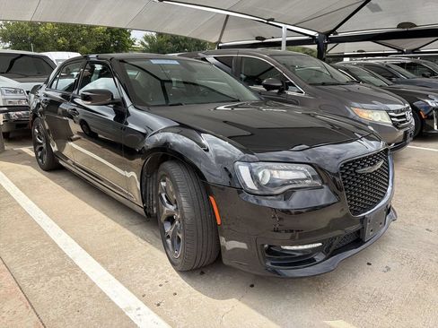 Used 2021 Chrysler 300 Touring L RWD image 2