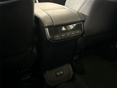 Used 2025 Toyota Highlander XLE image 35