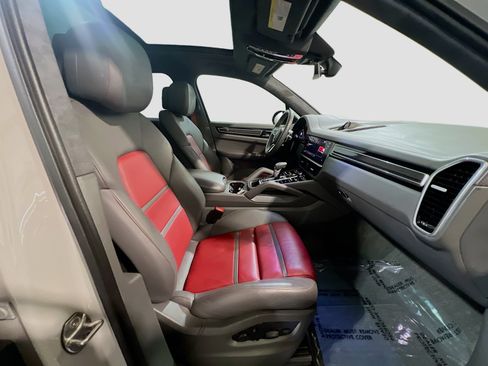 Used 2023 Porsche Cayenne S AWD/4WD image 23