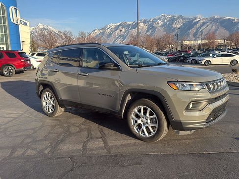 Used 2023 Jeep Compass Latitude image 4