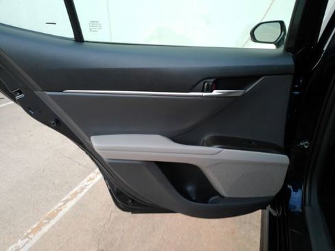 Used 2022 Toyota Camry SE image 18