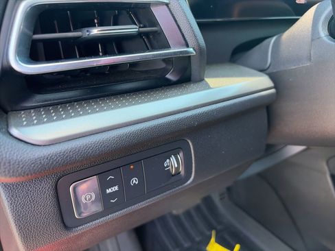 Used 2025 Chevrolet Traverse LT image 14