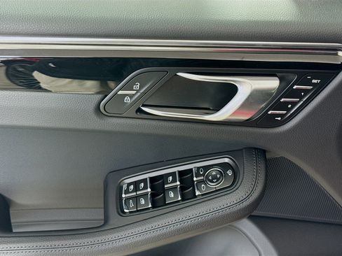 Certified 2025 Porsche Macan image 11