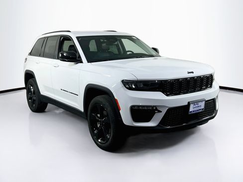 Used 2023 Jeep Grand Cherokee Limited w/ Black Appearance Package AWD/4WD image 3