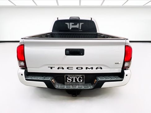 Used 2018 Toyota Tacoma TRD Off-Road w/ Technology Package AWD/4WD image 5