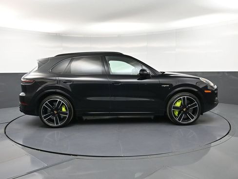 Certified 2022 Porsche Cayenne Turbo S AWD/4WD image 9