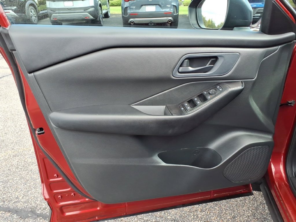 Used 2024 Nissan Rogue S AWD/4WD image 13