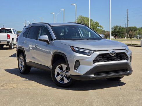 Used 2025 Toyota RAV4 XLE FWD image 2
