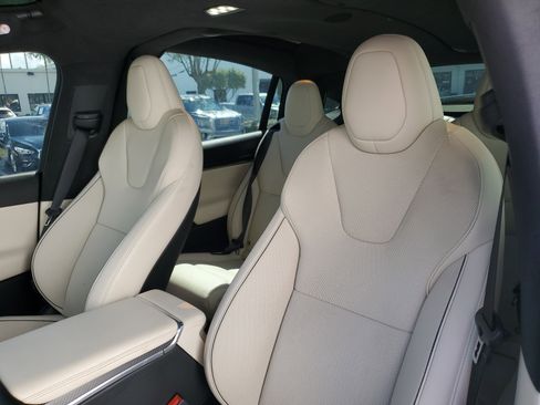 Used 2022 Tesla Model X Plaid image 6