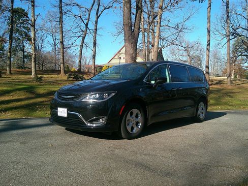 Used 2017 Chrysler Pacifica Touring Plus image 1