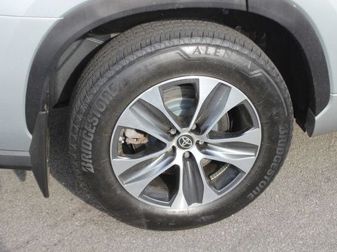 Used 2024 Toyota Highlander XLE AWD/4WD image 38