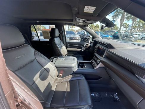 Used 2021 GMC Yukon Denali w/ Denali Premium Package image 23