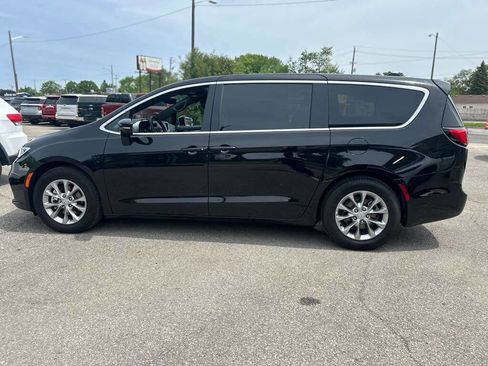 Used 2026 Chrysler Pacifica Limited FWD image 8