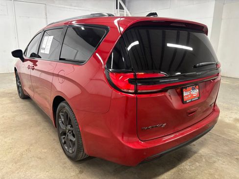 Used 2025 Chrysler Pacifica Limited FWD image 5