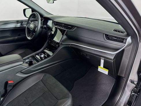 New 2025 Jeep Grand Cherokee Altitude image 32