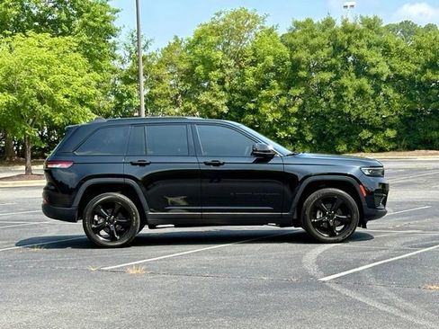Used 2023 Jeep Grand Cherokee Altitude RWD image 9