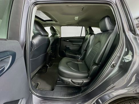 Used 2024 Toyota Highlander XLE image 25