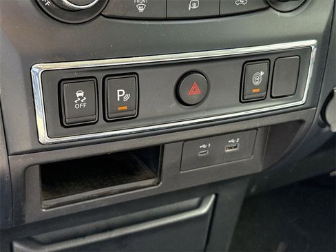 Used 2023 Nissan Titan SV image 33