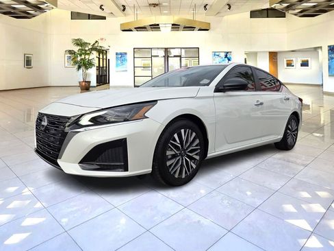 Certified 2024 Nissan Altima 2.5 SV image 3