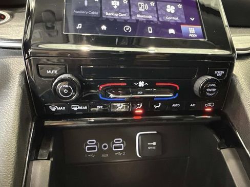 Used 2023 Jeep Grand Cherokee Laredo RWD image 24