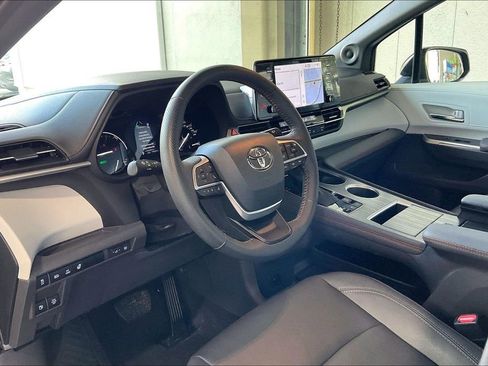 Used 2024 Toyota Sienna XSE AWD/4WD image 4