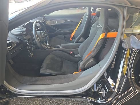 Used 2023 McLaren Artura RWD image 7
